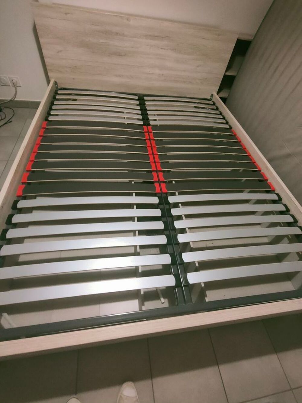 lit 160x200 + rangements tr&egrave;s bon etat Meubles