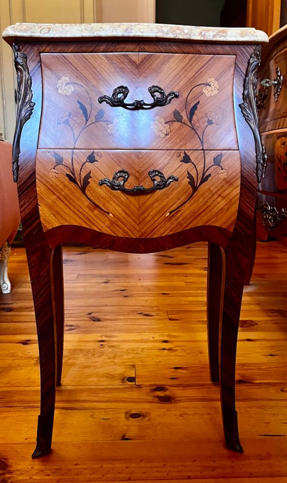 Commode et deux tables de chevet types Louis XV Meubles
