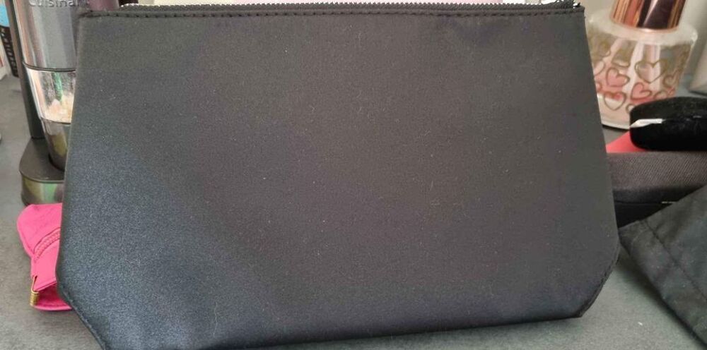 Pochette beaut&eacute; Prada et sa sacoche de transport Maroquinerie