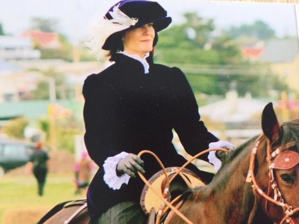Tenue velours bleu 3 pi&egrave;ces &eacute;quitation amazone Taille 38-40 Sports