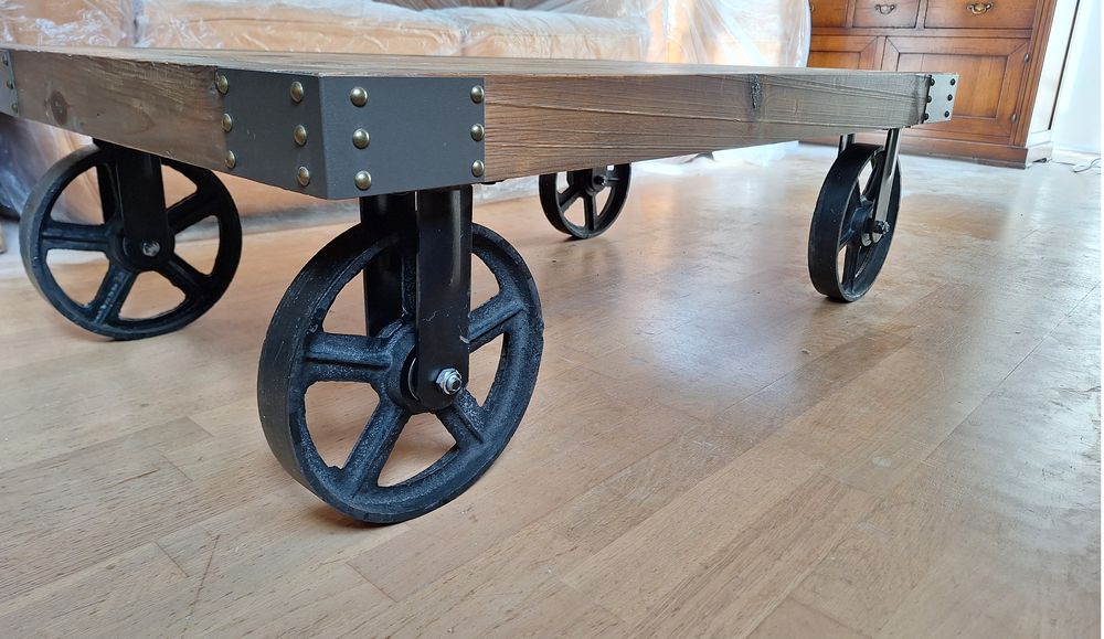 Table basse &agrave; roulettes - style brut et industriel Meubles