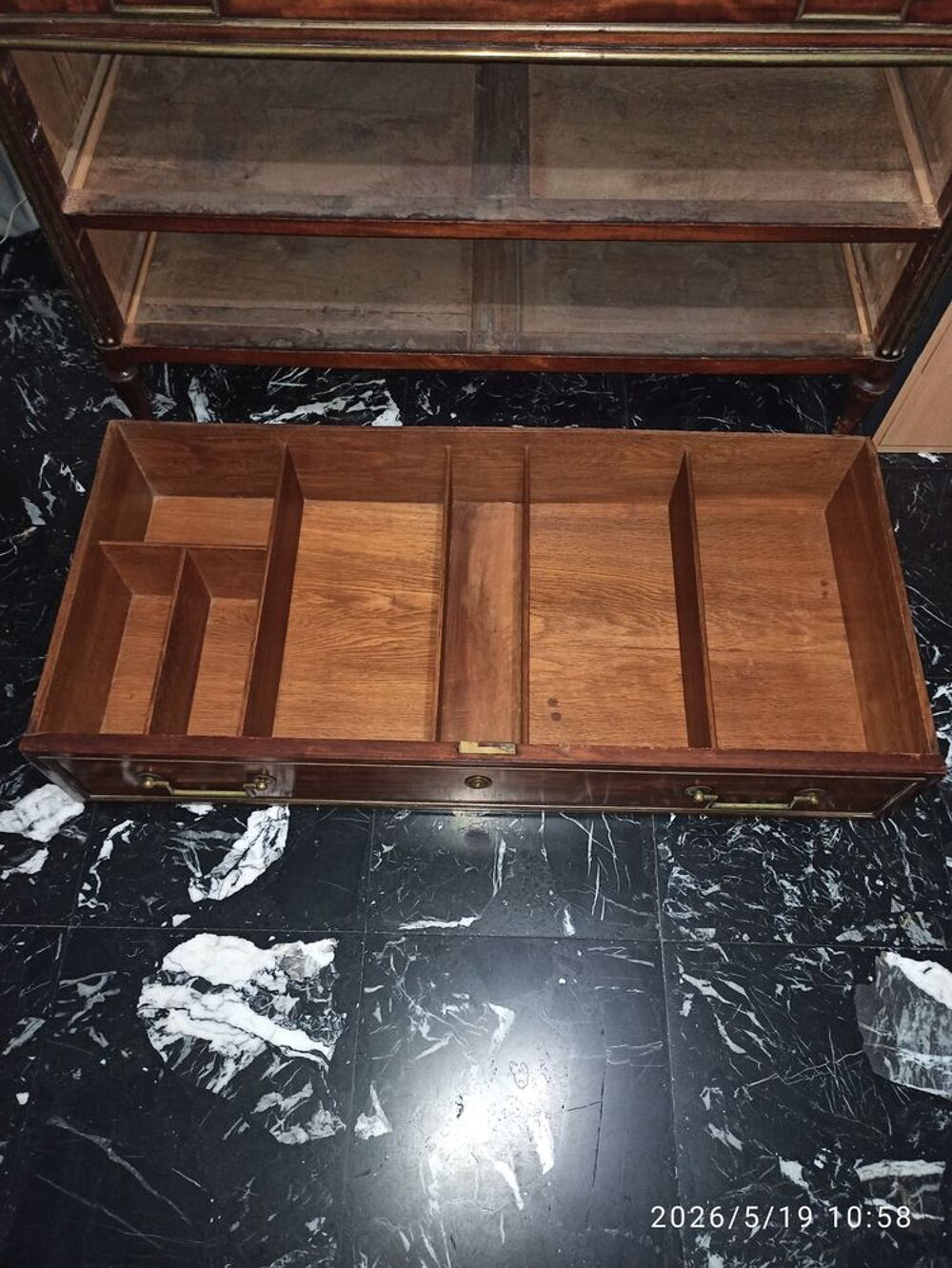 Commode us&eacute;e avec plateau en marbre Meubles