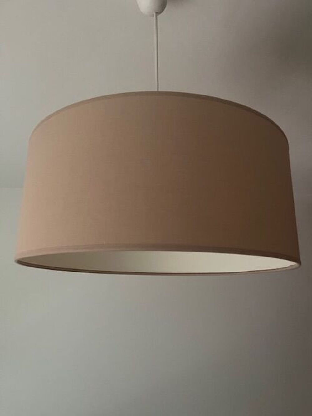 SUSPENSION CONTEMPORAINE EN TISSU LIN BEIGE.
Décoration