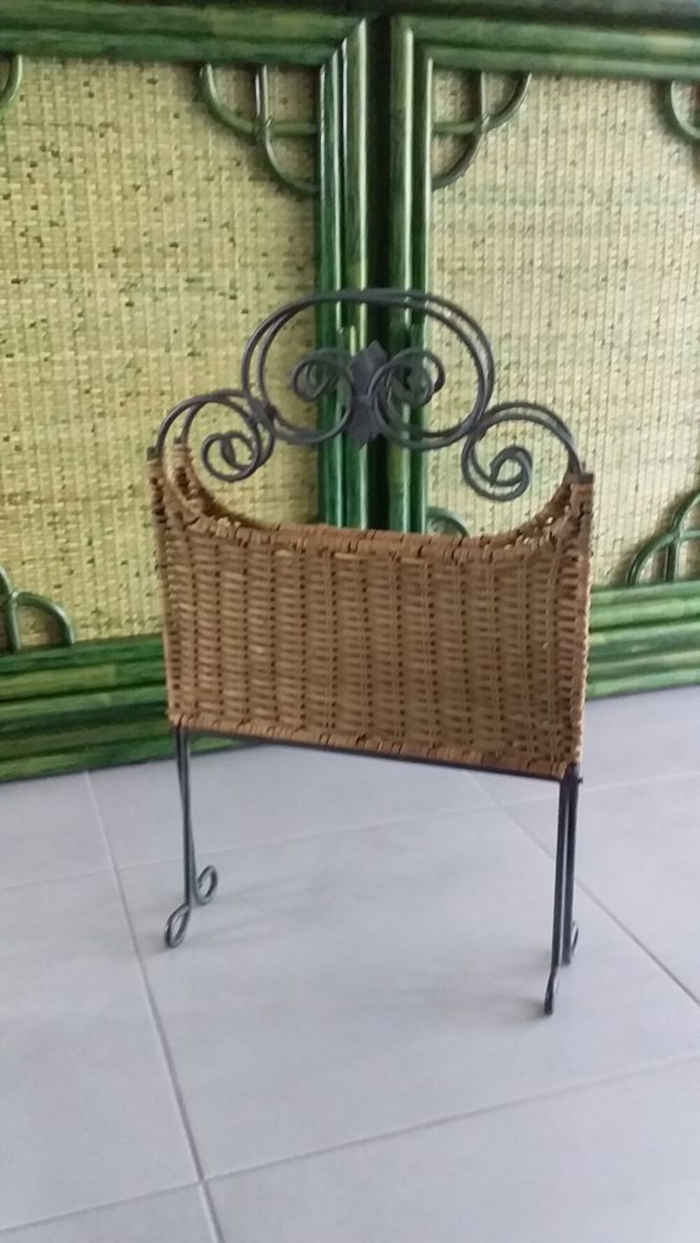 PORTE-REVUES EN FER FORG&Eacute; LIERRE VERT/OSIER DE STYLE VINTAGE Décoration