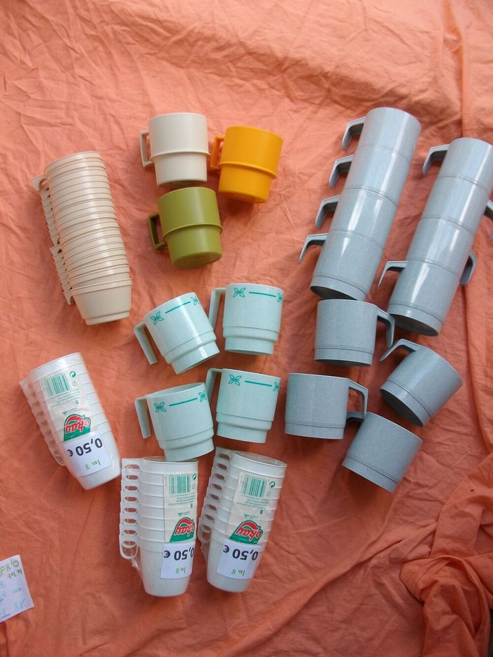 VAISSELLE en plastique et en carton- Neuve Cuisine