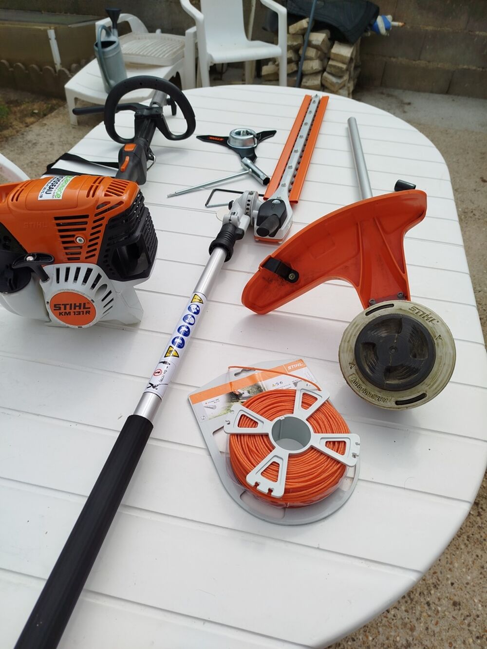 Outil multifonction thermique Stihl KM 131R avec accessoires Jardin