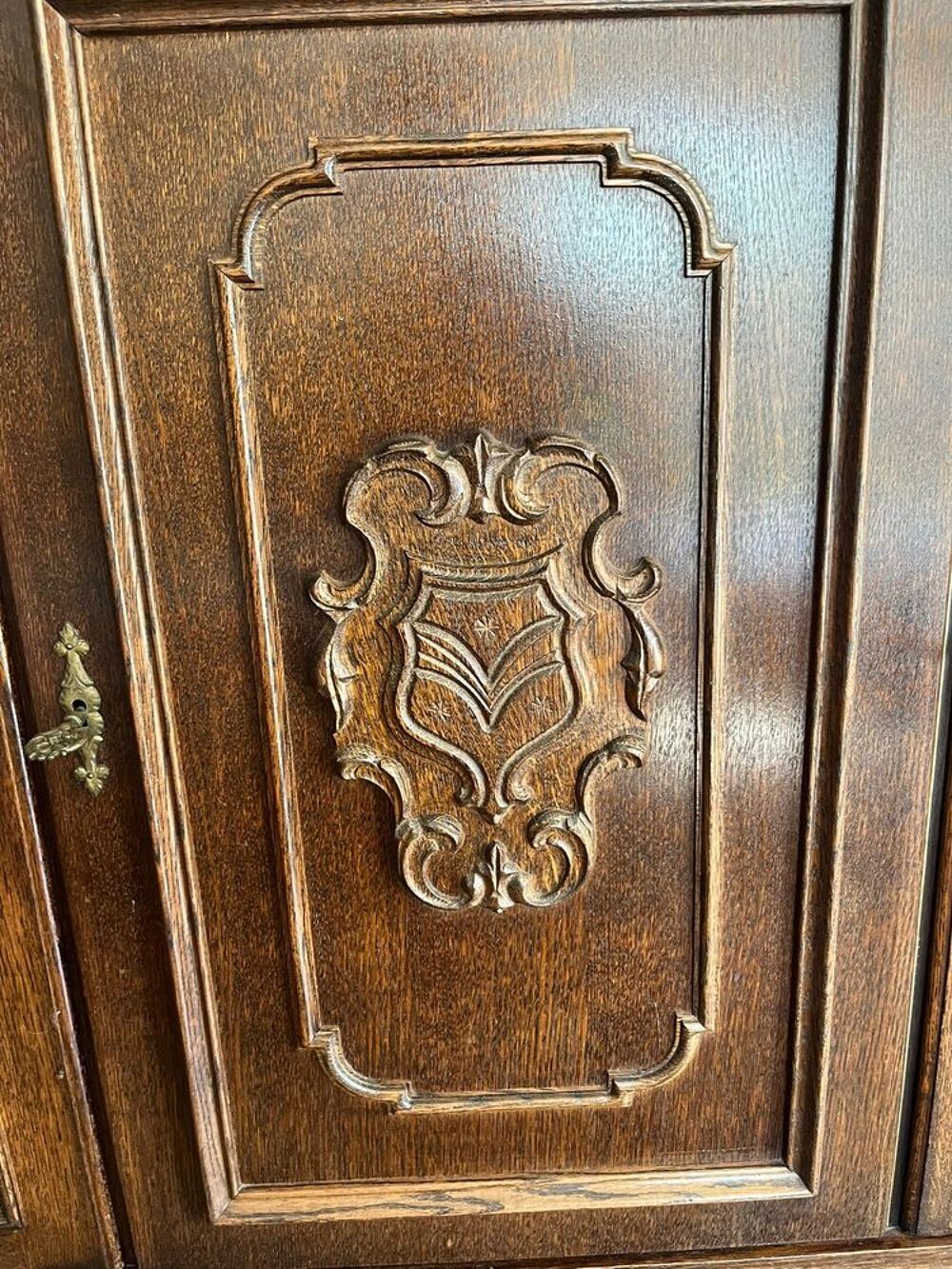Grand buffet ancien sculpt&eacute; Meubles