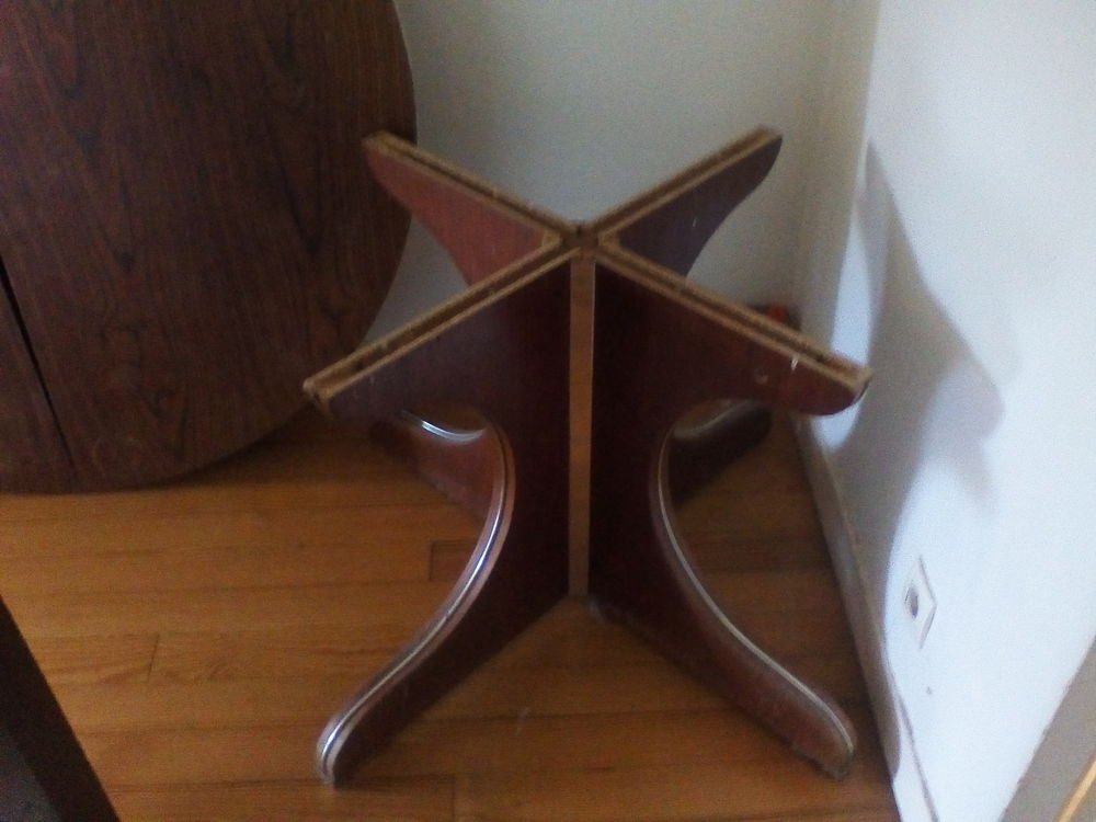 Vend table ronde en bois tr&egrave;s lourds Meubles