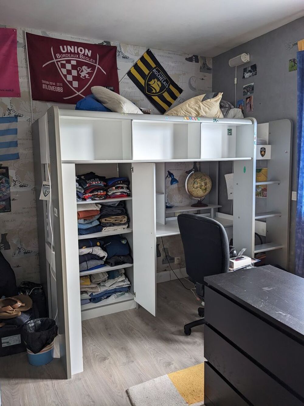 lit mezzanine avec matelas,bureau et armoire int&eacute;gr&eacute;s Meubles