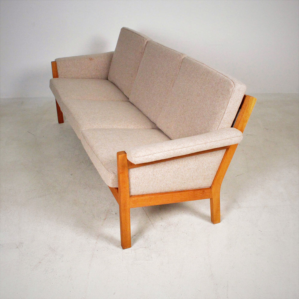 Canap&eacute; scandinave GE40 en ch&ecirc;ne estampill&eacute; Hans J. Wegner Meubles