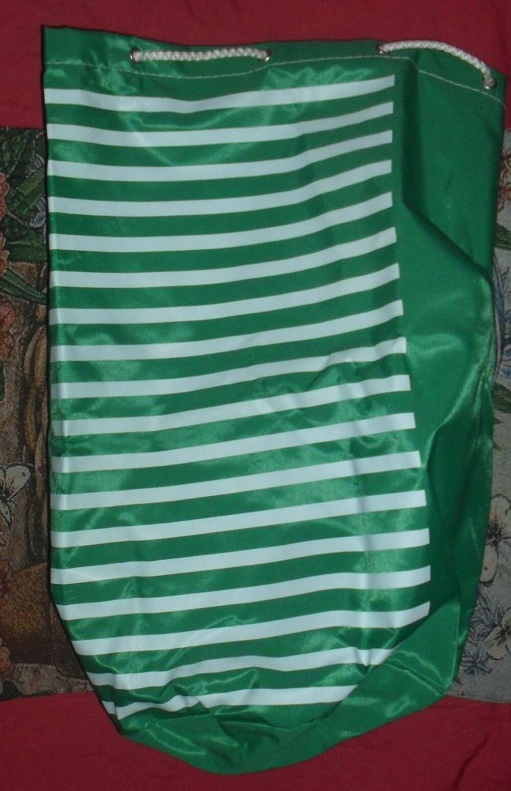 Sac &agrave; dos vert &agrave; rayures blanche NEUF. Maroquinerie