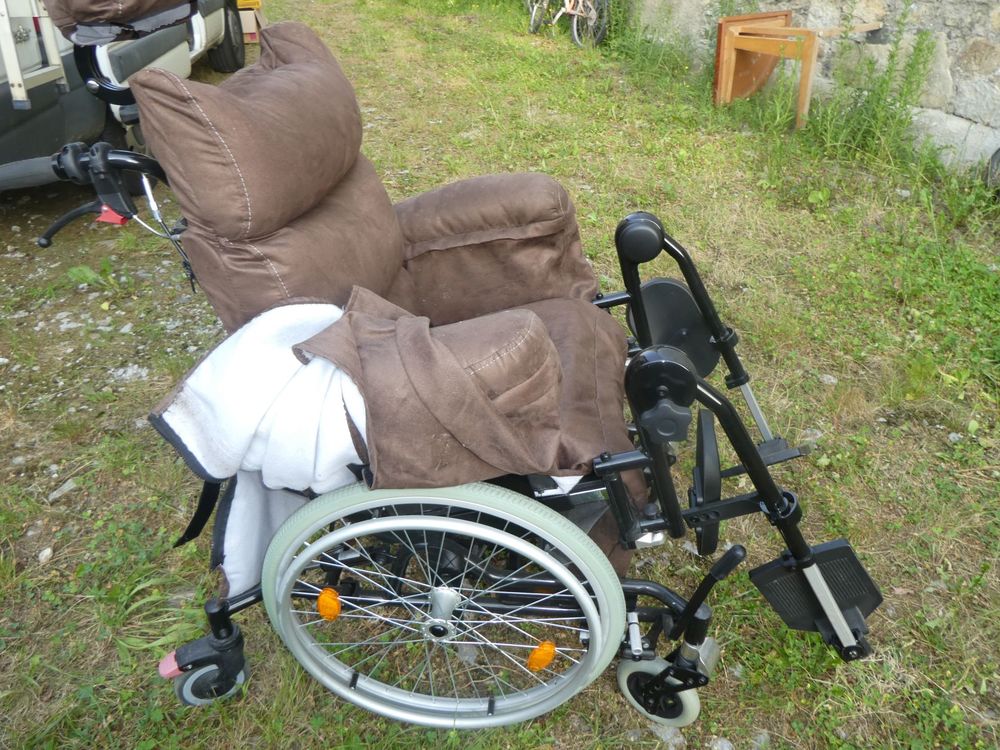 Fauteuil roulant pour polyhandicap&eacute; Meubles