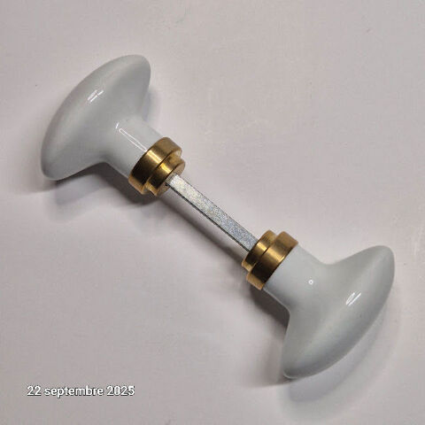 Deux boutons de porte ovales en porcelaine blanche et barre  30 Saumur (49)