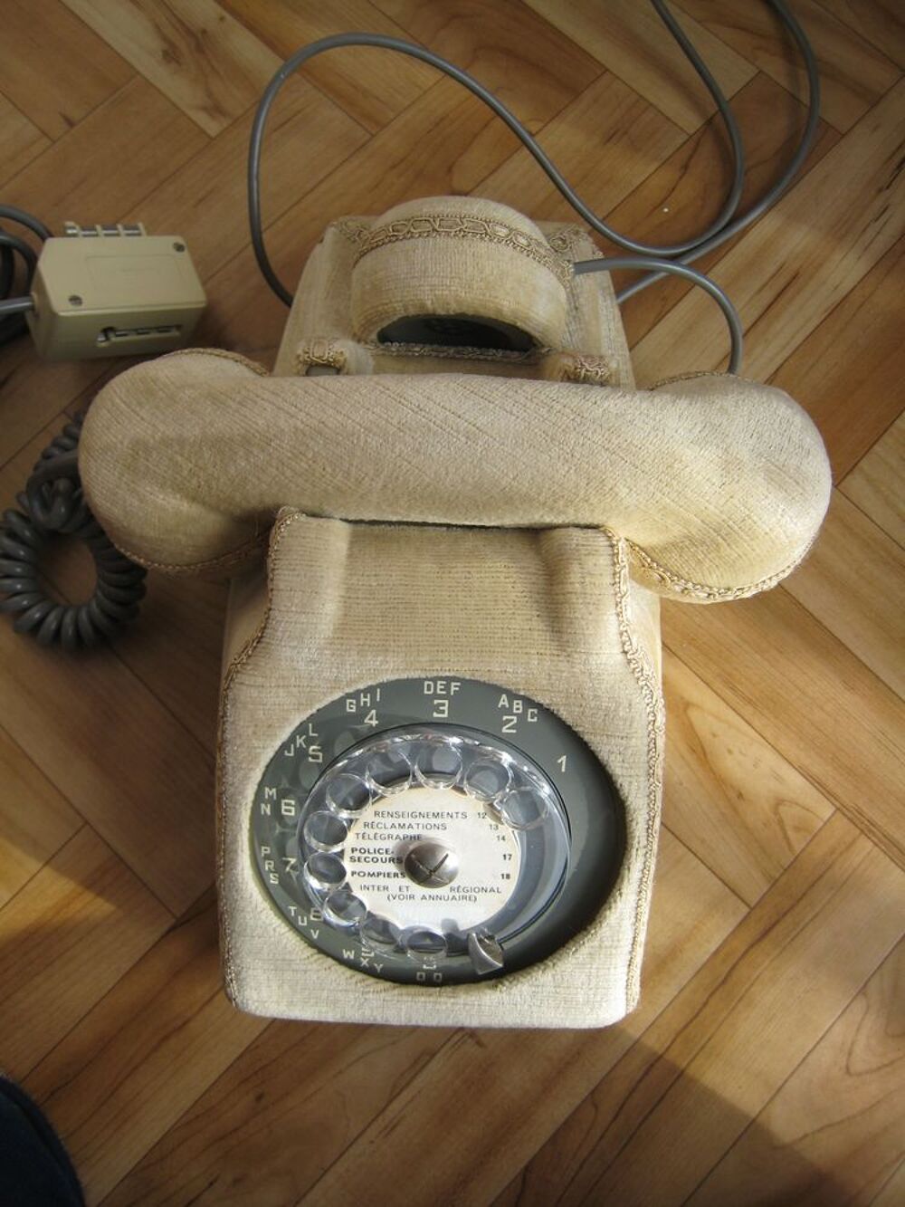 T&eacute;l&eacute;phone a cadran vintage de 1977 et sa protection- (NH78) 
