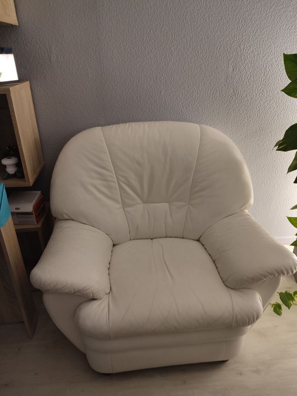 Canap&eacute; cuir v&eacute;ritable blanc 3 places + 1 fauteuil d appoint Meubles