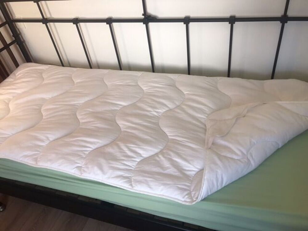 lot de 2 Matelas mousse IKEA avec 2 surmatelas
coton. Meubles