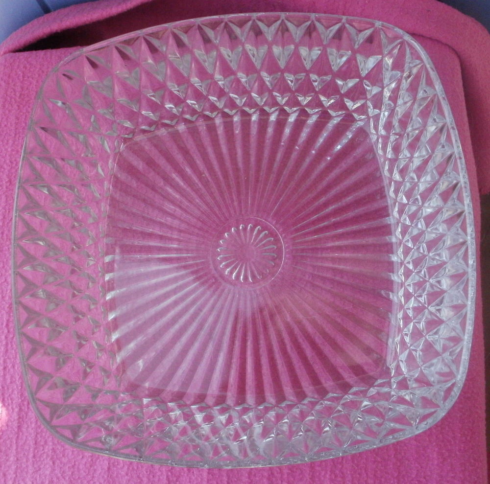 Plat ancien en verre ou saladier ou compotier Décoration