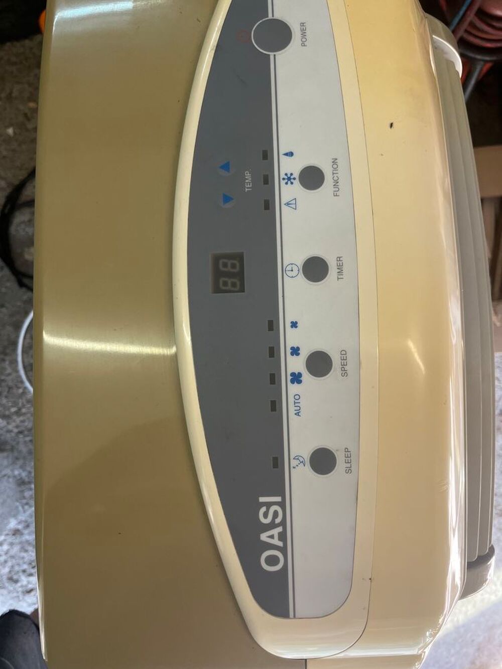 Climatiseur mobile blanc, parfait pour rafra&icirc;chir votre int&eacute; Electroménager