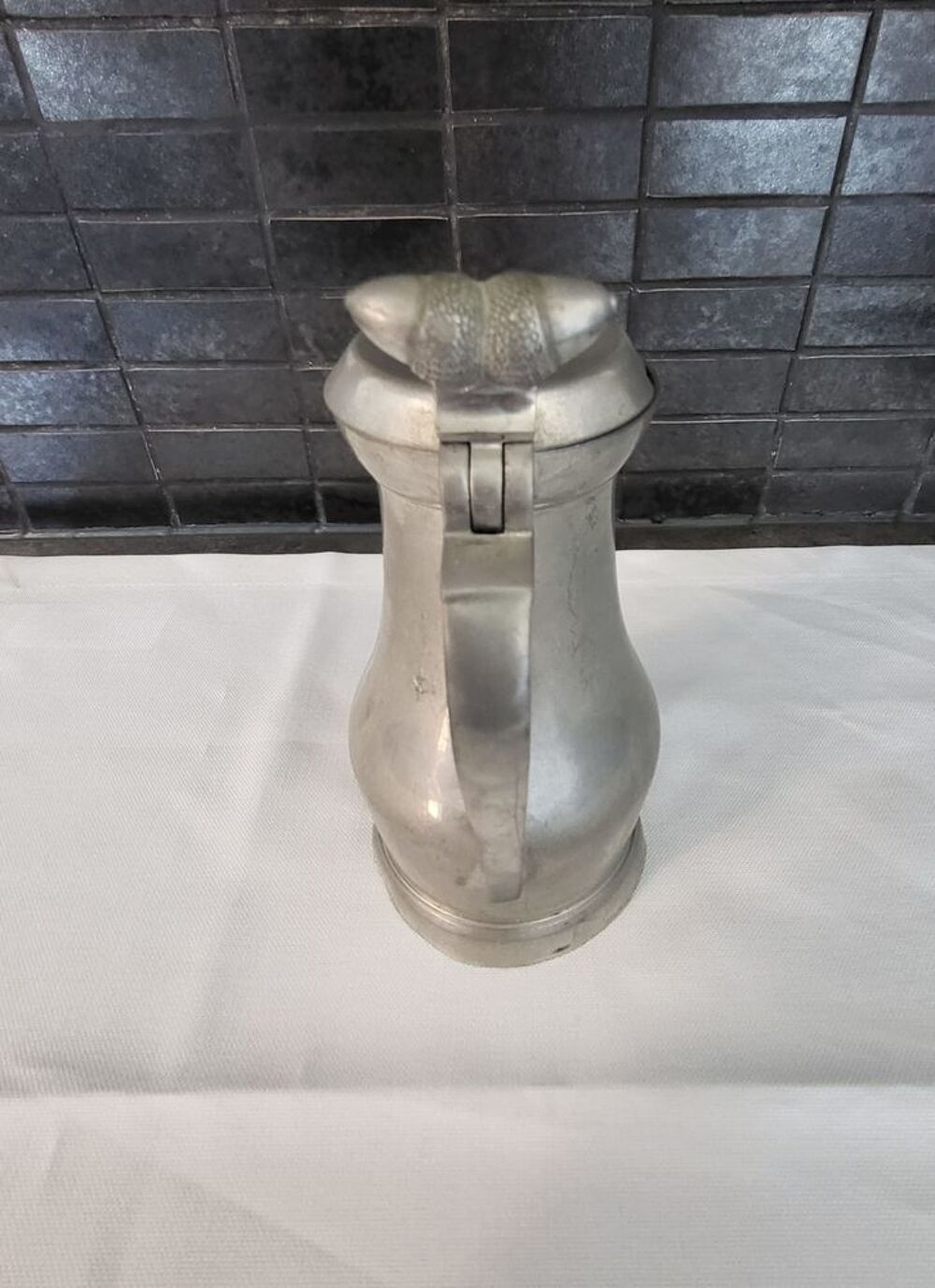 Pichet &agrave; vin en &eacute;tain avec poucier &agrave; glands Décoration