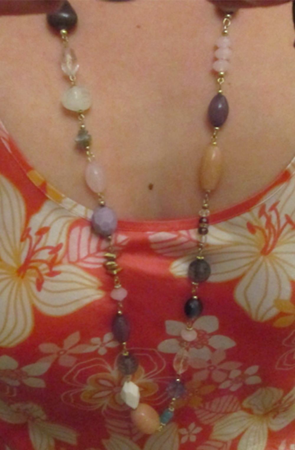 Collier long avec pierres et perles tons bleu violet rose Bijoux et montres