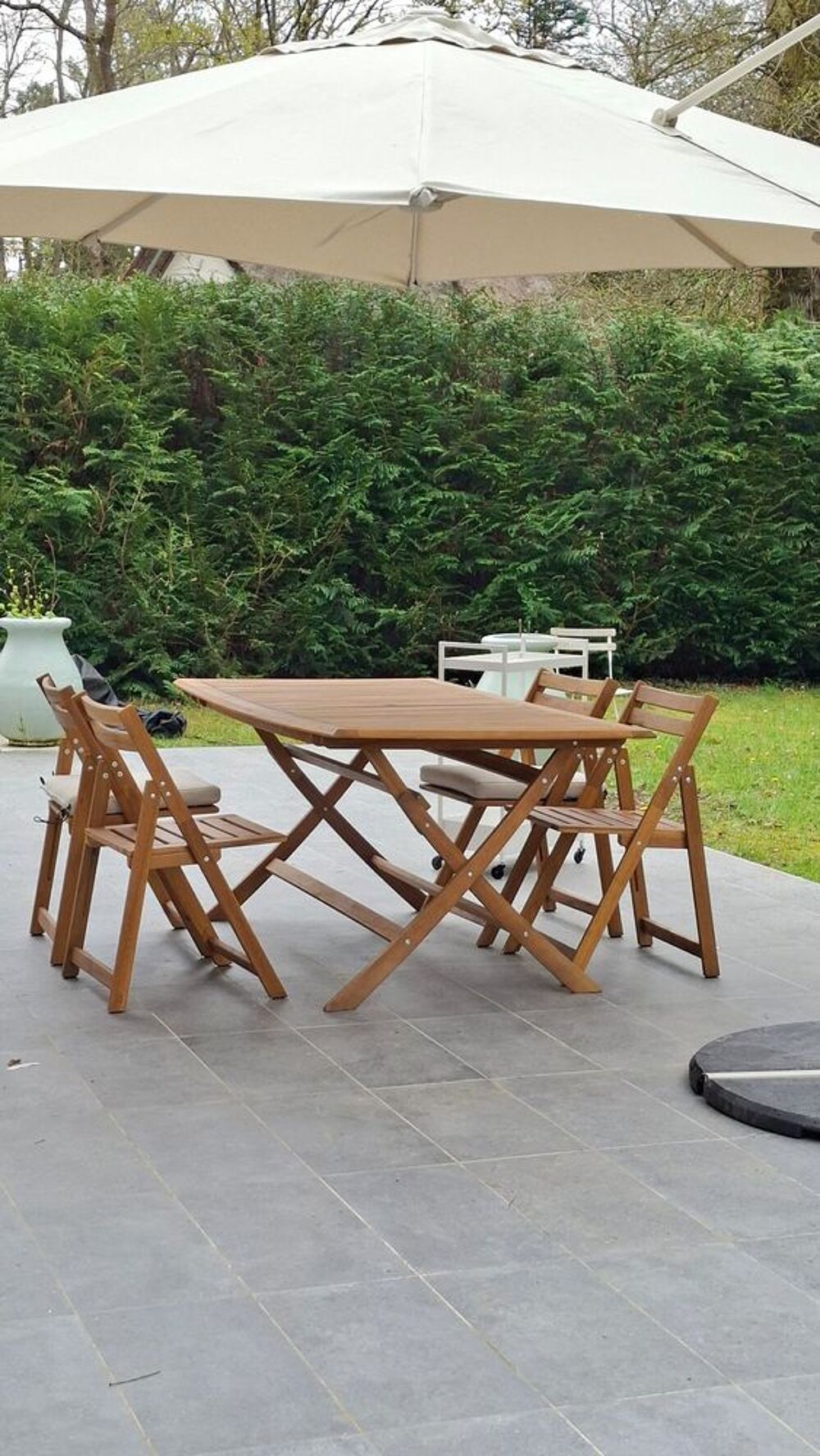 Table et chaises de jardin avec coussins. Jardin