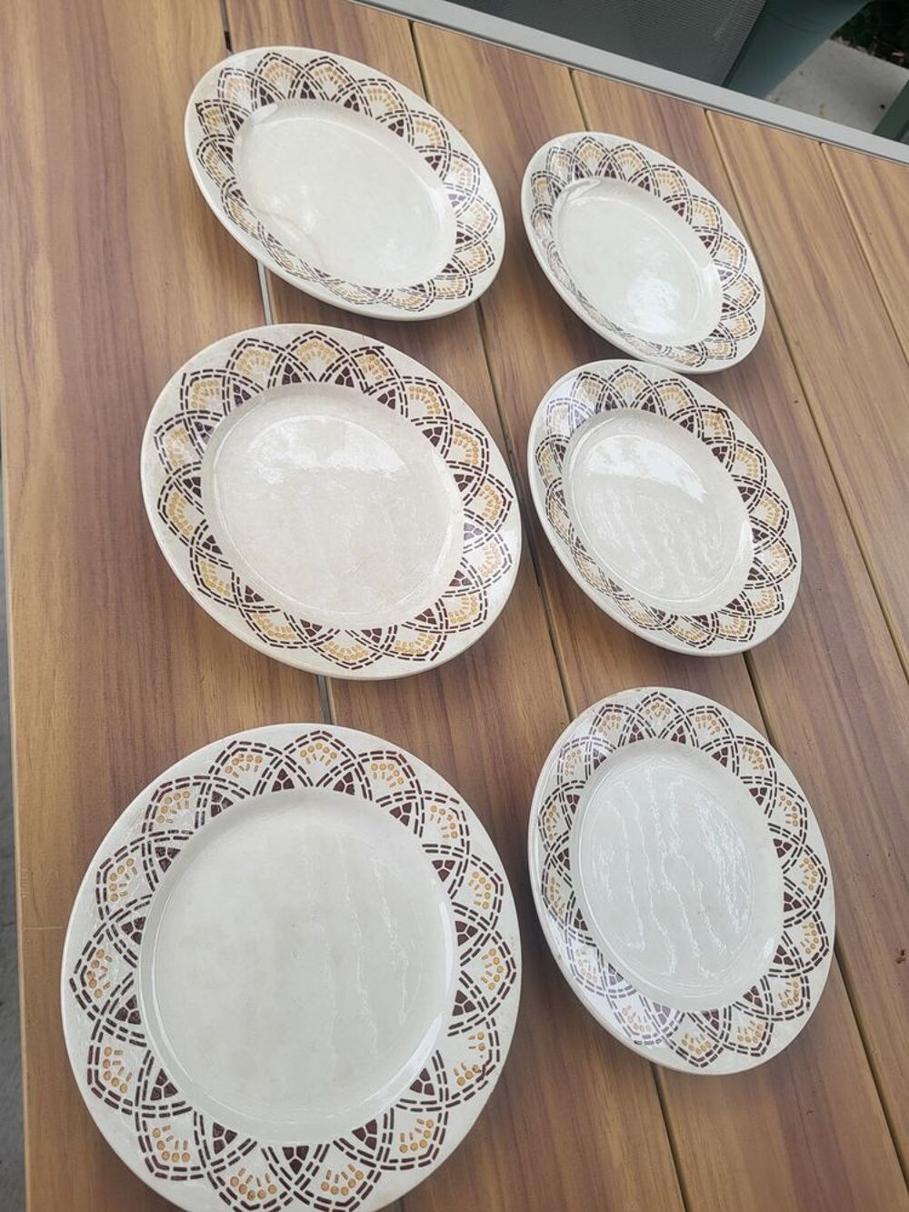 Lot de 6 assiettes plates anciennes en fa&iuml;ence &eacute;maill&eacute;e 