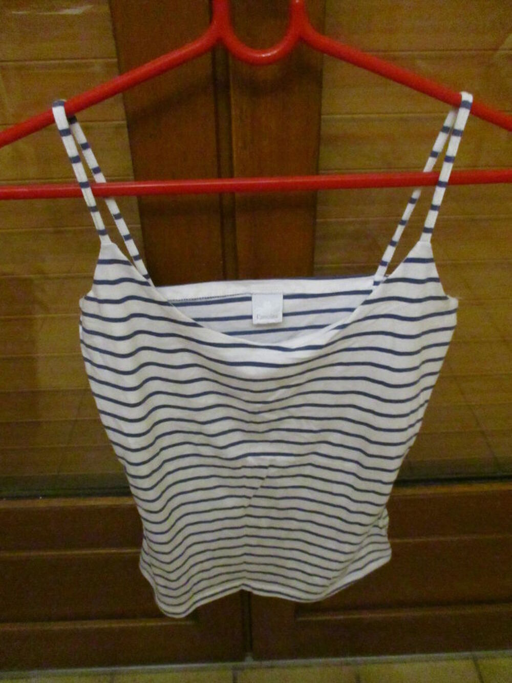 lot de 2 articles . un t-schirt et un d&eacute;bardeur NEUF Vêtements