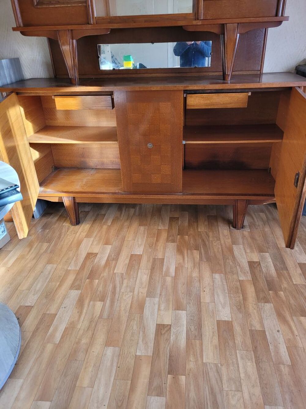 Buffet en bois sculpt&eacute; avec vitrines Meubles