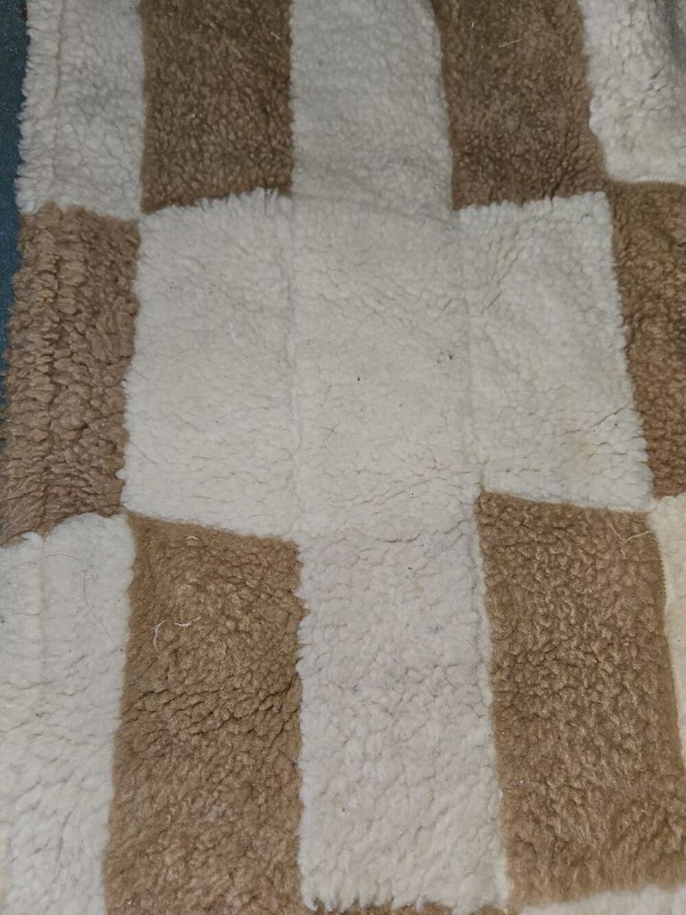 Tapis en laine de mouton &agrave; carreaux blanc et beige Décoration