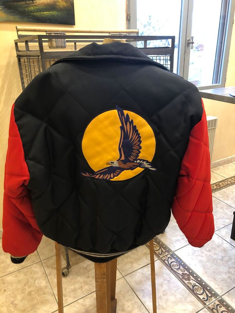 Blouson matelass&eacute; rouge et noir Vêtements