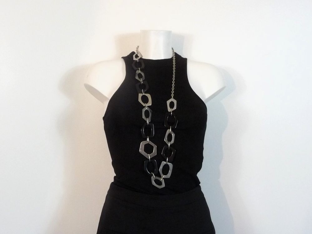 Collier/ Sautoir en M&eacute;tal Argent&eacute; et Maillons en Plastique Bijoux et montres