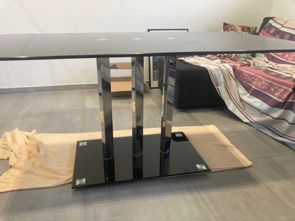 Table en verre noir, Meubles