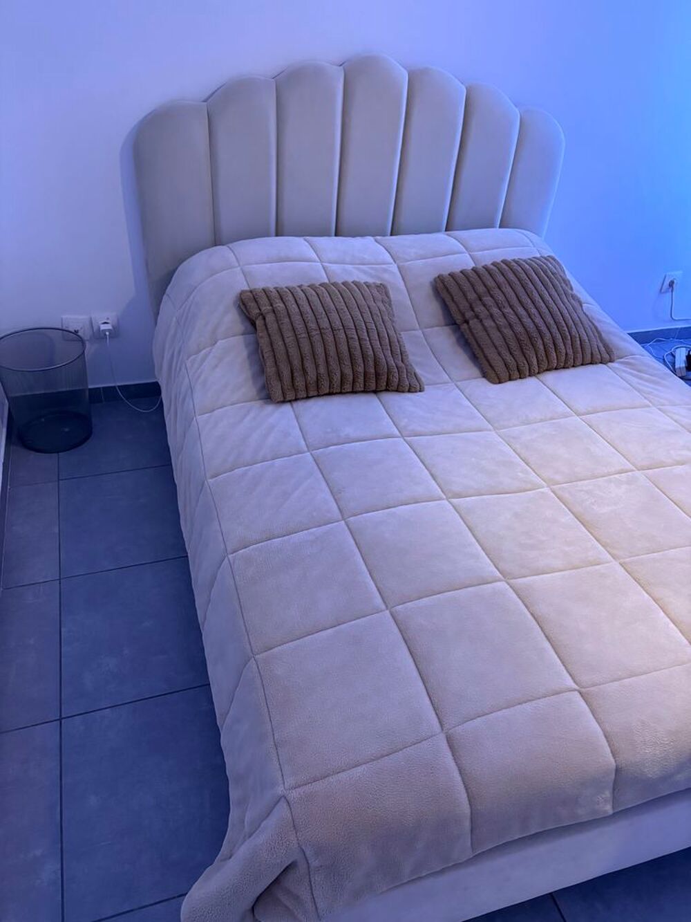 lit 190*140 en velours beige Meubles