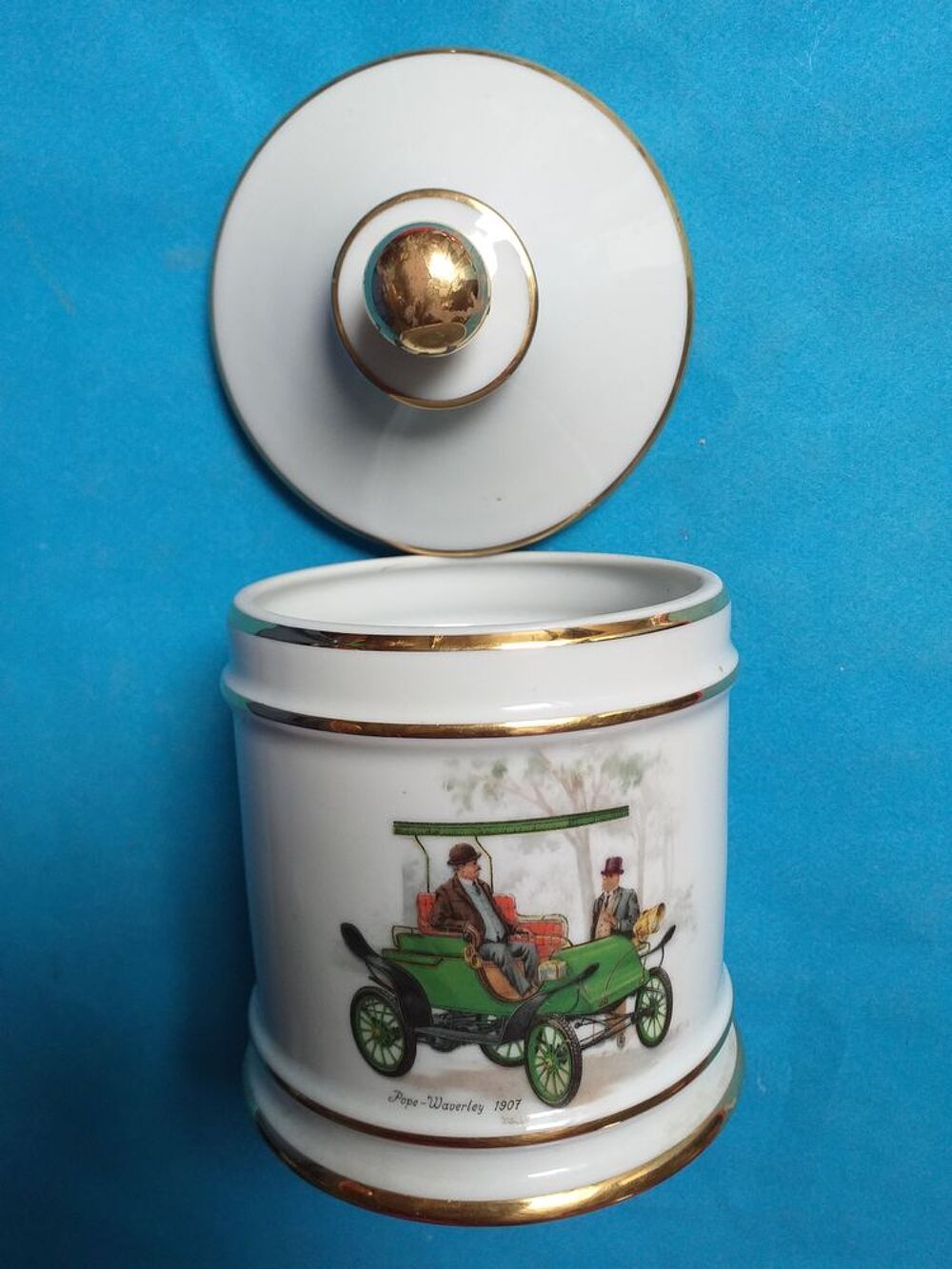 Bonbonni&egrave;re en porcelaine ou pot couvert, HERVE Limoges &agrave; d&eacute;cor de voitures anciennes Décoration