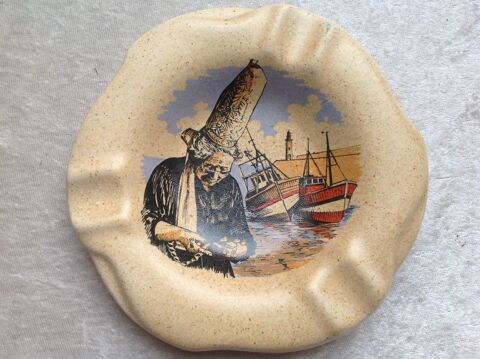 CENDRIER VINTAGE BIGOUDEN SE ROULANT UNE CIGARETTE Envoi Pos 13 Tr�gunc (29)