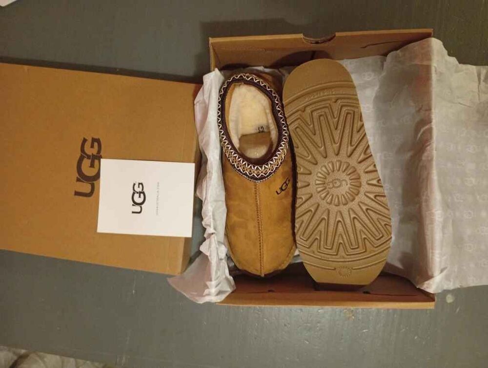 Chaussons UGG marron avec bo&icirc;te Chaussures