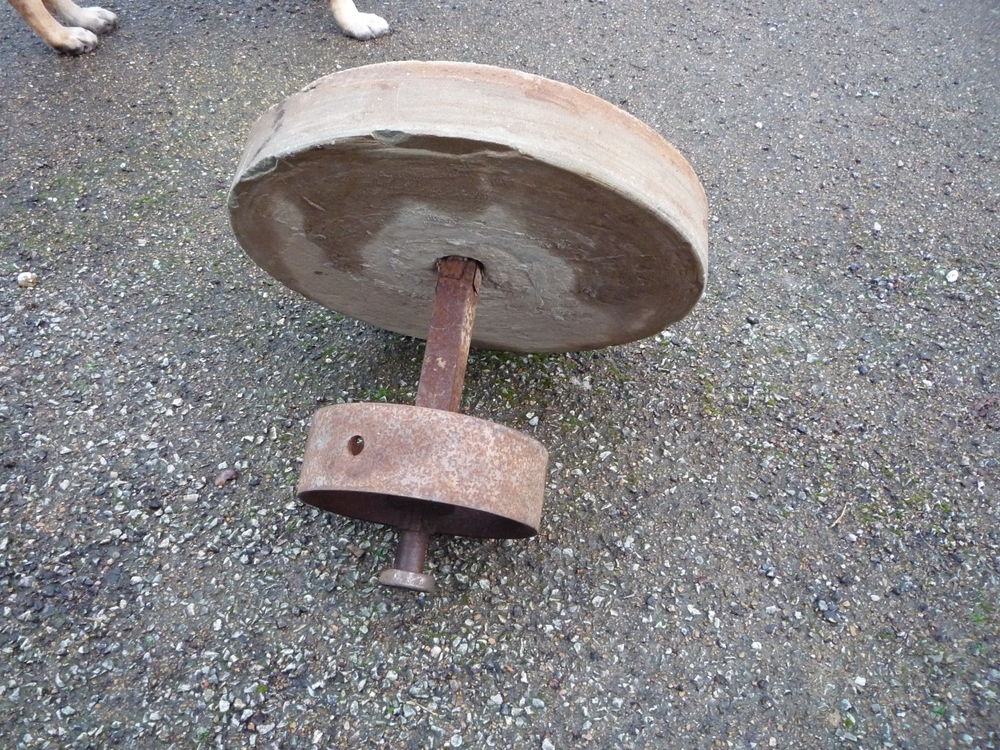 Meule en pierre sur axe/table/d&eacute;co (G)
diam&egrave;tre 49cm 
Bricolage