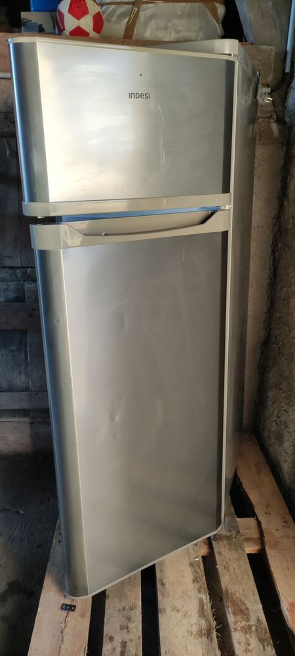 Frigo cong&eacute;lateur indesit. Electroménager