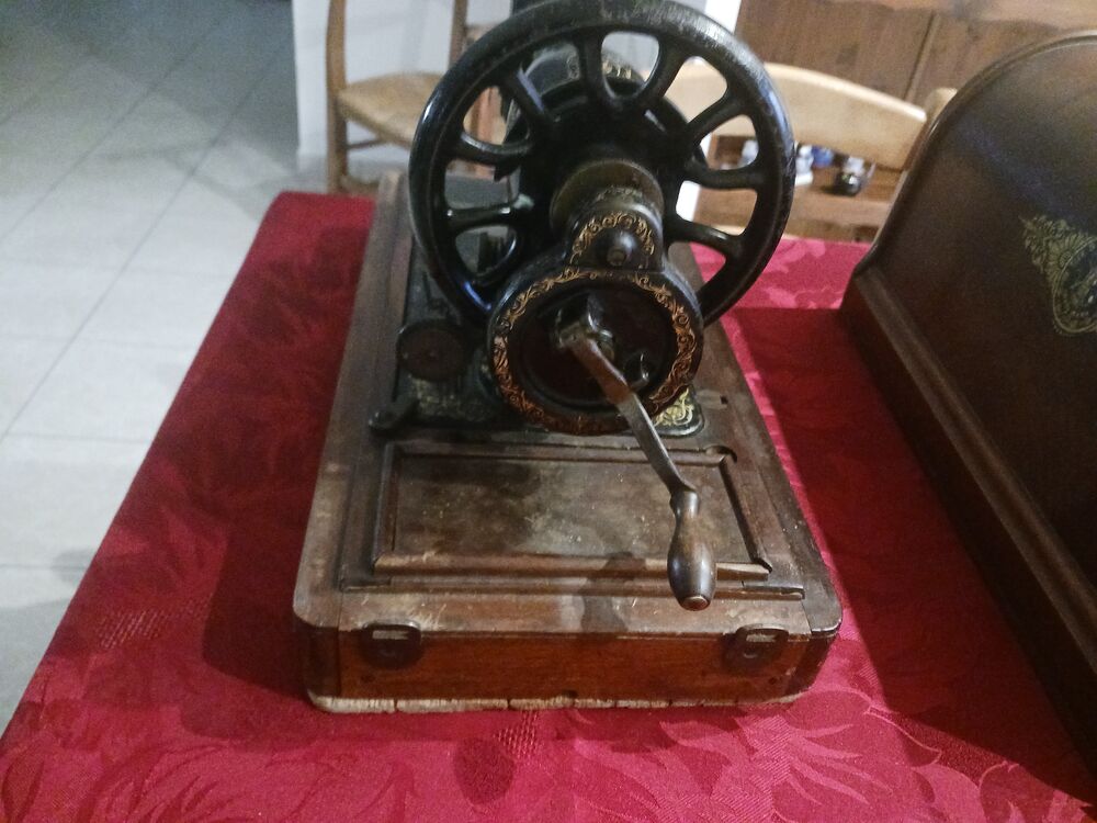 Machine &agrave; coudre ancienne Meubles