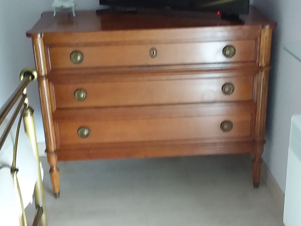 Commode style Louis XVI en merisier
larg 45 long 100 haut 80 Meubles