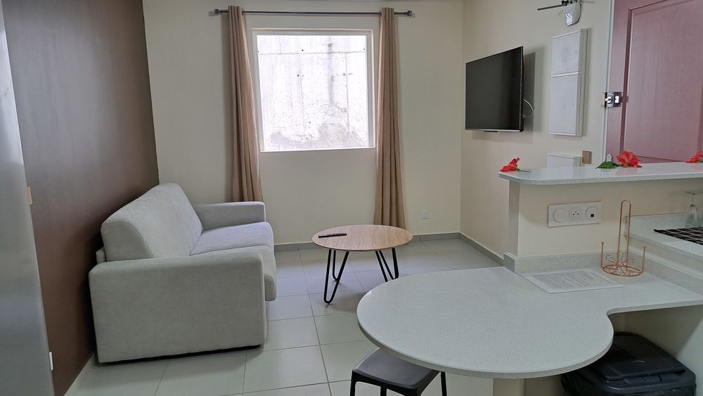 Location Appartement ?	 longue durée T2 meublé ? Parking, fibre, piscine Petit-bourg
