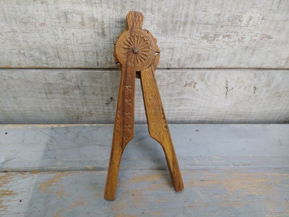 Ancien Casse Noix Noisettes Bois Sculpt&eacute; Art Populaire 