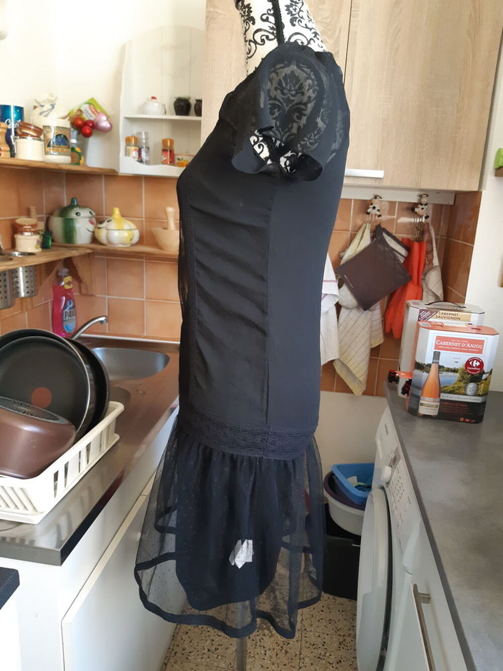 robe doubl&eacute;e NEUVE PLUMETIS GALON NOIRE taille 34 Vêtements
