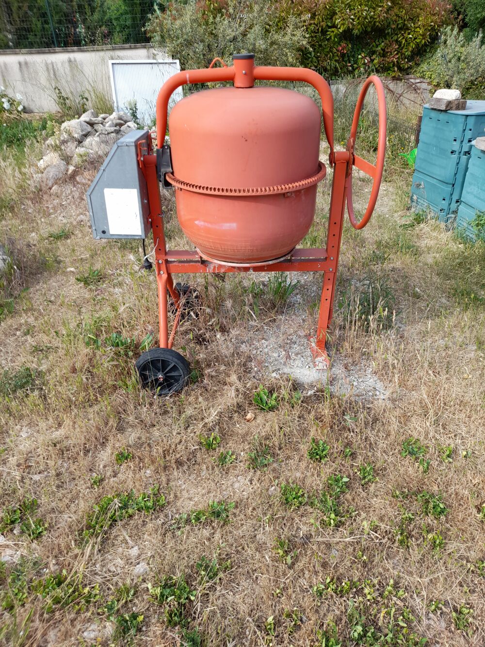 B&eacute;tonni&egrave;re 170 Litres, &eacute;lectrique en bon &eacute;tat, cuve propre Bricolage