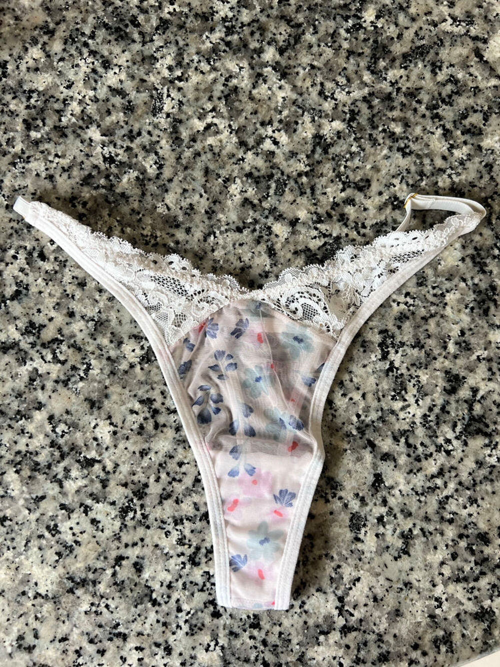 String Femme Blanc en Dentelle. Neuf. Taille XS Vêtements