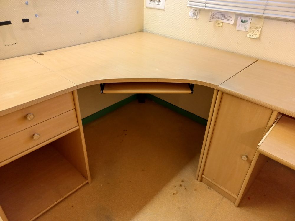 Bureau d'angle en trois parties. Meubles
