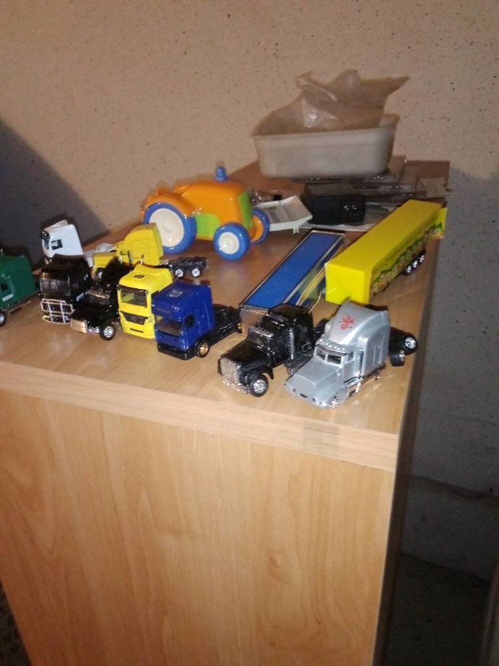 petits camions avec quelques remorques Jeux / jouets