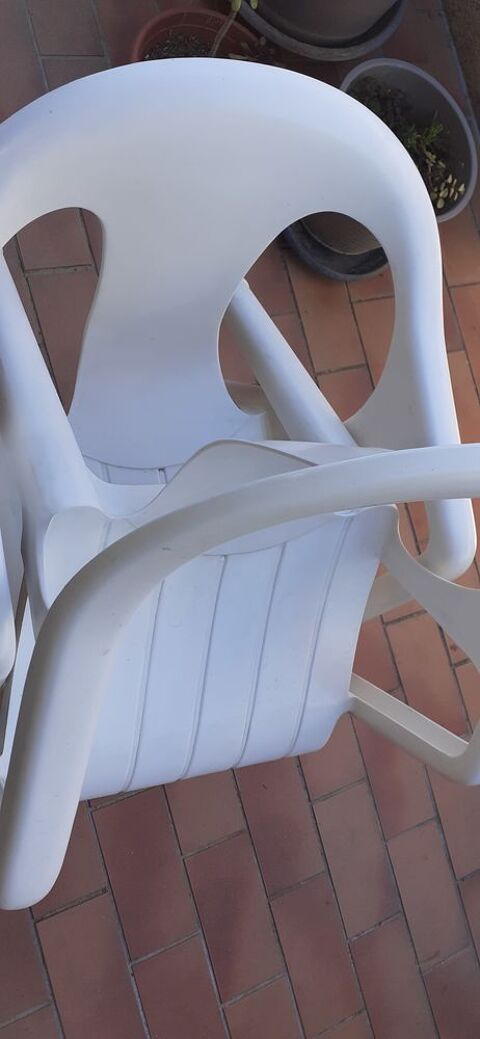 Deux chaises de jardin en plastic blanc La Valette-du-Var (83)