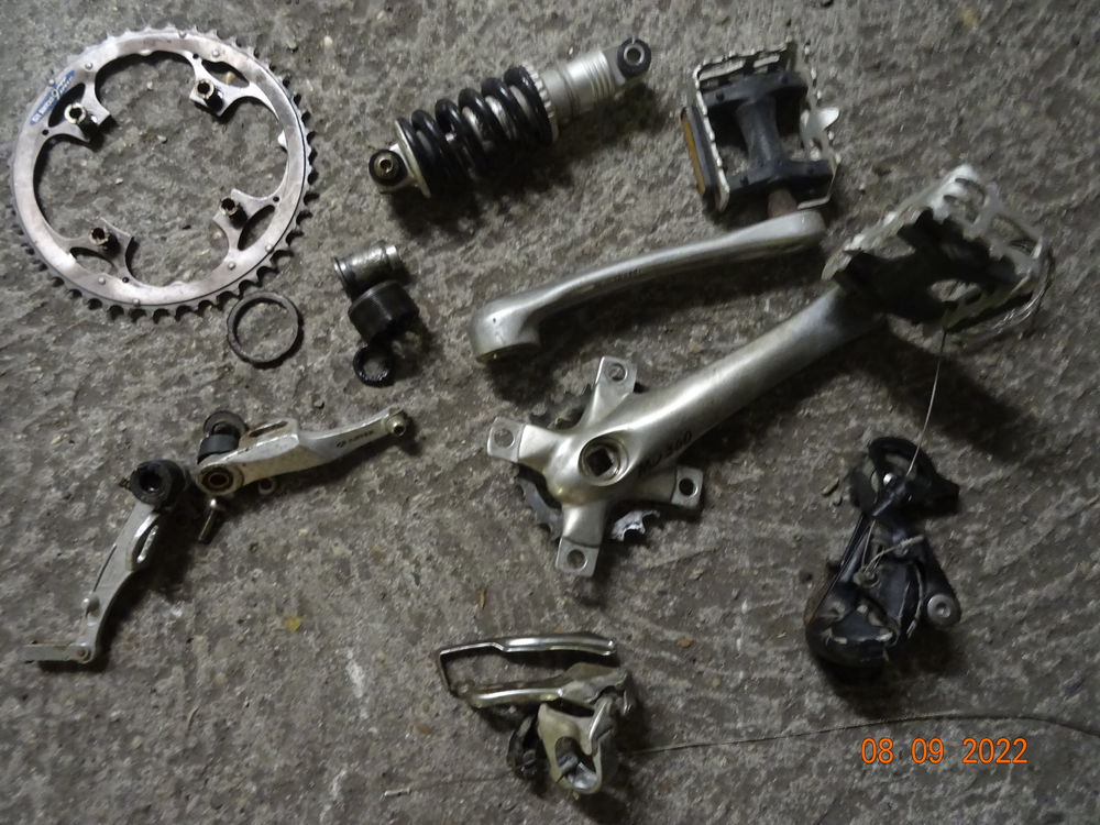 Divers V&eacute;los &agrave; Finir,+ Beaucoup de Pi&egrave;ces Vélos