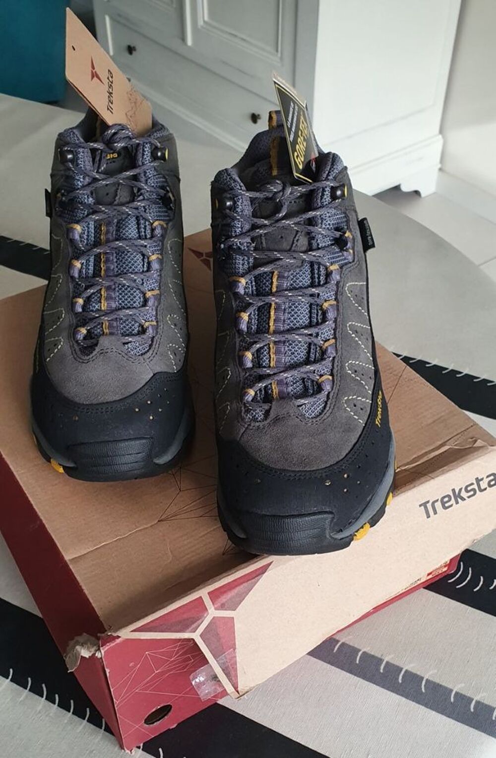 Chaussures randonn&eacute;e homme TREKSTA. GORE-TEX grises T 42 Chaussures